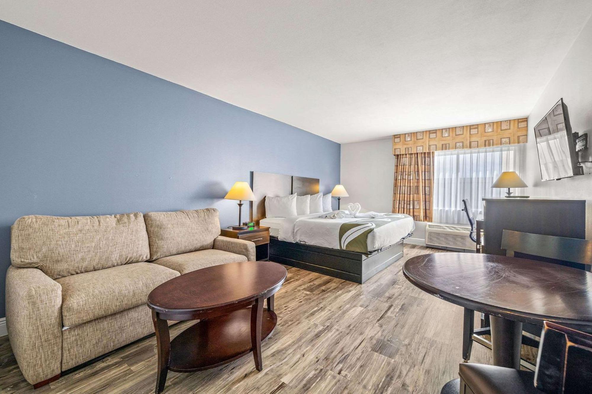Quality Inn & Suites Tampa-Ybor City Exterior photo
