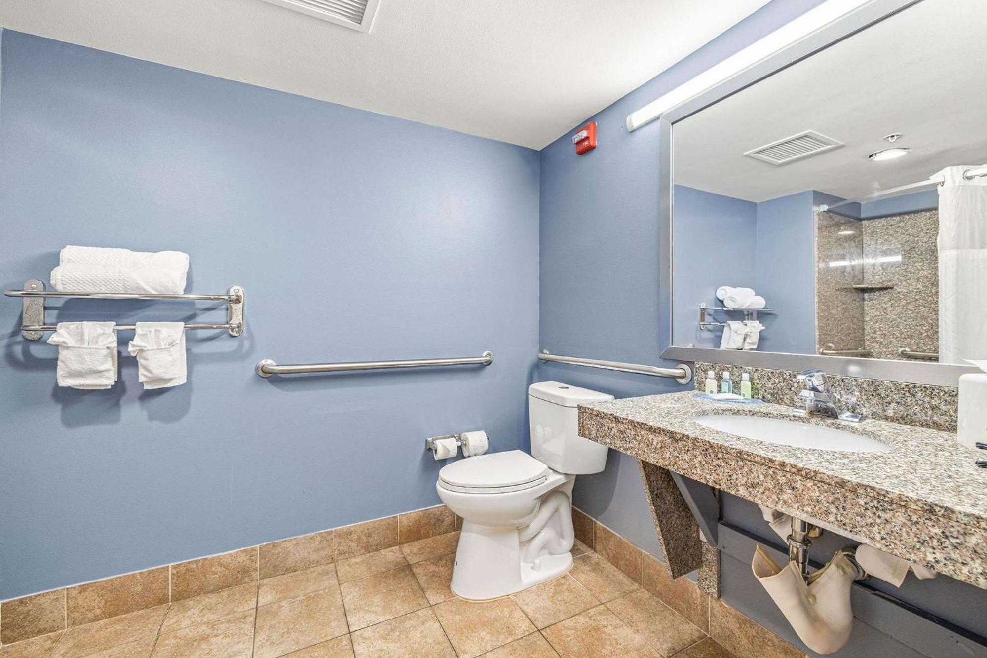 Quality Inn & Suites Tampa-Ybor City Exterior photo